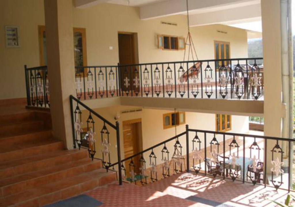 Jungle Palace Homestay *